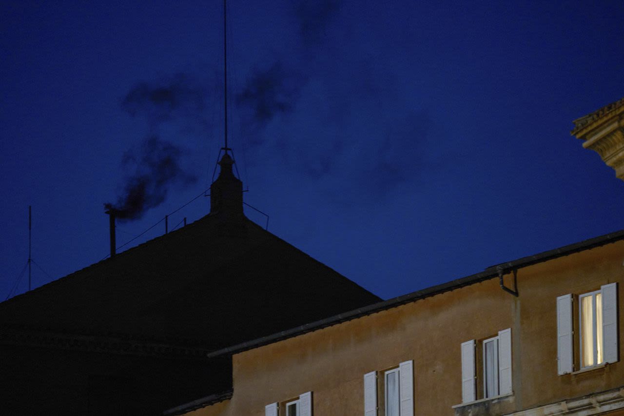 Una columna de humo negro sale de la chimenea de la Capilla Sixtina, donde 133 cardenales se reúnen en el primer día del cónclave, el miércoles.