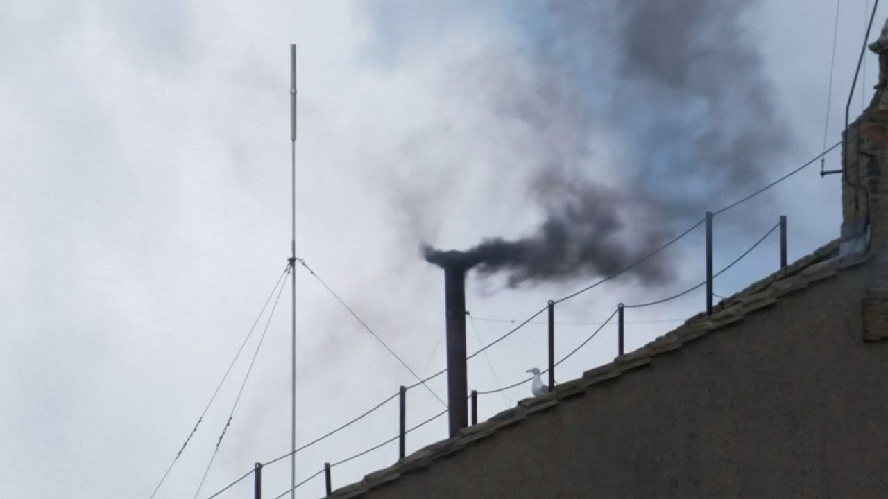 Humo negro en la chimenea de la Capilla Sixtina el jueves.