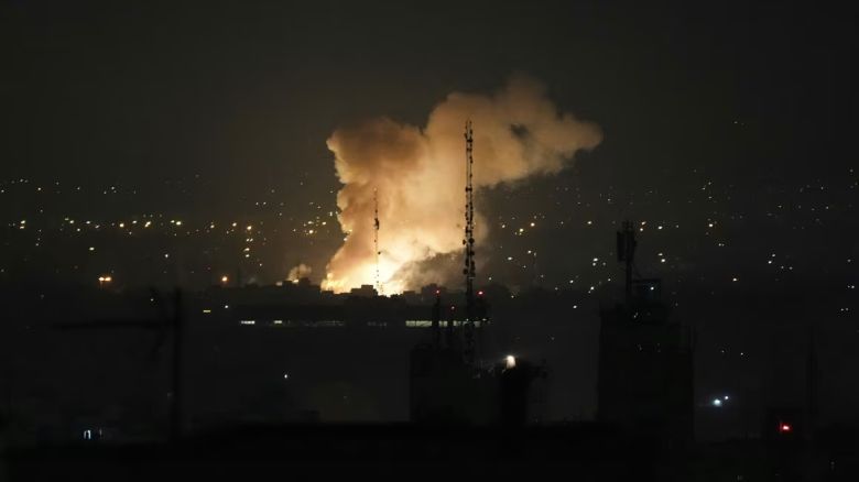 Se eleva humo tras una explosión en Teherán, Irán, el viernes 13 de junio de 2025.