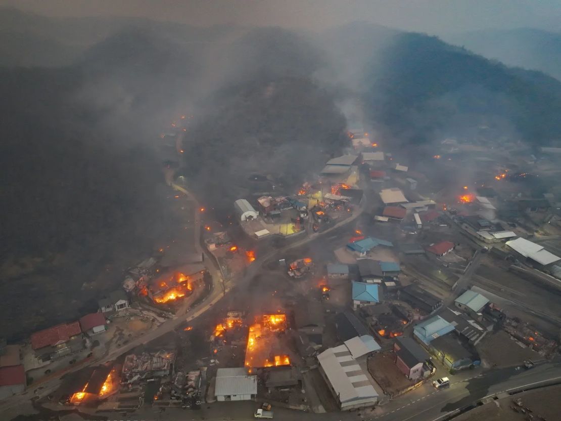 Humo se erige tras un incendio forestal que devastó viviendas en Andong, Corea del Sur, el 25 de marzo de 2025.