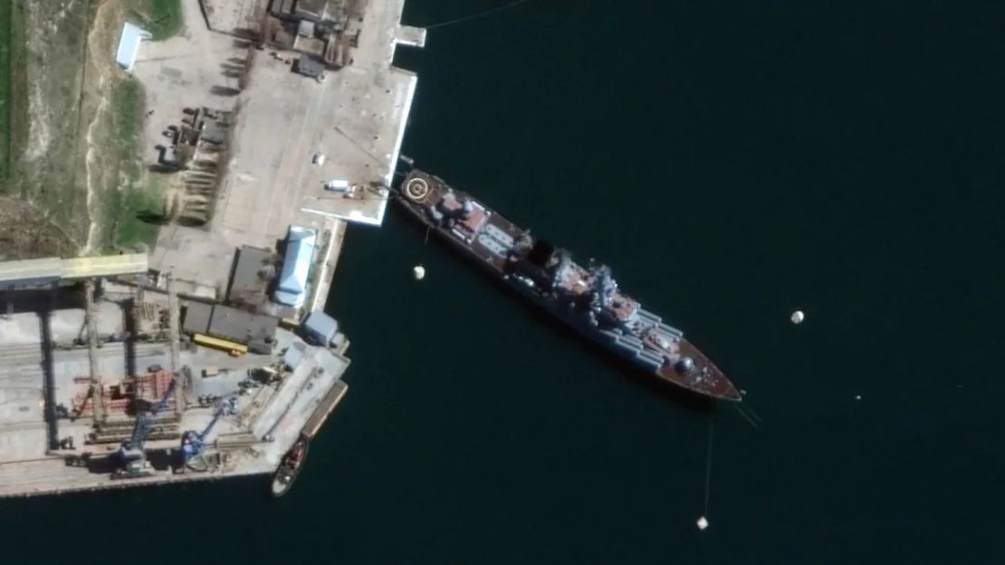 El crucero de misiles guiados ruso Moskva se ve el 7 de abril en Sebastopol, Crimea, en esta imagen satelital.