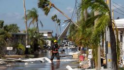Un bombero inspecciona los daños en South Pasadena, Florida, el 10 de octubre de 2024, el día después de que fuera azotada por el huracán Milton.