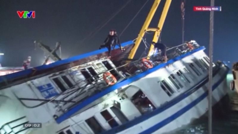 Tourist boat capsizes in Vietnam’s Halong Bay