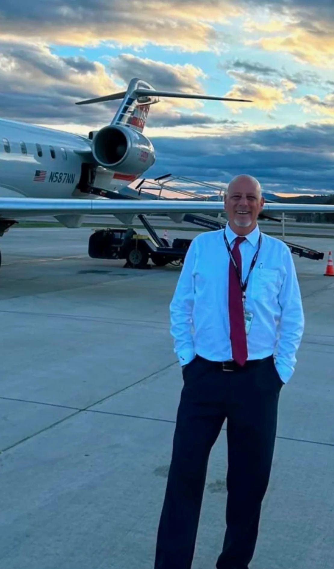 Ian Epstein, de 53 años, era asistente de vuelo en el vuelo de American Airlines involucrado en la colisión mortal la noche del miércoles.