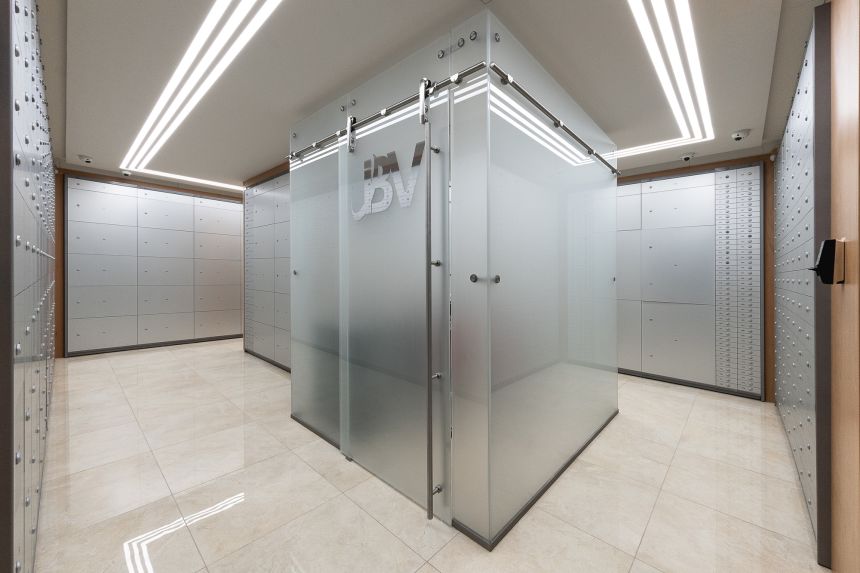 The smaller sized safes in the London facility are all currently occupied, and only a few medium to large storages remain available.