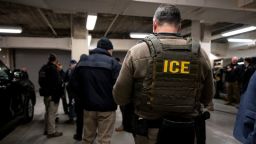 Agentes de Inmigración y Control de Aduanas de EE. UU., junto con otras agencias federales de cumplimiento de la ley, asisten a una reunión previa a la ejecución en Chicago el 26 de enero.