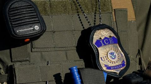 Un agente del Servicio de Inmigración y Control de Aduanas (ICE) se encuentra cerca de un centro de detención de inmigrantes en Elizabeth, Nueva Jersey, el 7 de mayo.