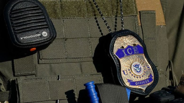 Un agente del Servicio de Inmigración y Control de Aduanas (ICE) se encuentra cerca de un centro de detención de inmigrantes en Elizabeth, Nueva Jersey, el 7 de mayo.