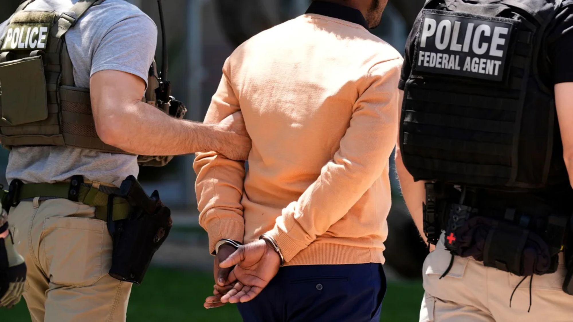 Agentes federales detienen a una persona tras una audiencia de inmigración en Phoenix el 21 de mayo de 2025.