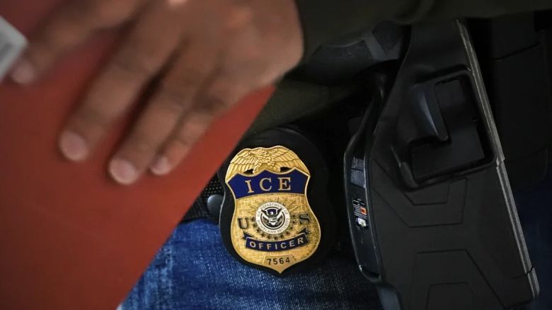 Un oficial de deportación de la oficina de campo de la ciudad de Nueva York del Servicio de Inmigración y Control de Aduanas de Estados Unidos realiza una sesión informativa el 17 de diciembre de 2024