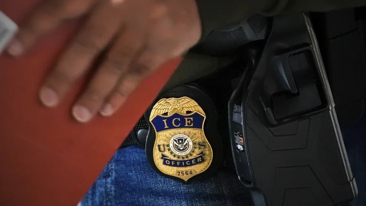 Un oficial de deportación de la oficina de campo de la ciudad de Nueva York del Servicio de Inmigración y Control de Aduanas de Estados Unidos realiza una sesión informativa el 17 de diciembre de 2024