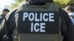 El Servicio de Inmigración y Control de Aduanas (ICE) intensifica las redadas migratorias en el lugar de trabajo.