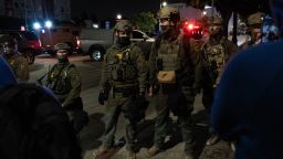 Los oficiales de ICE forman una barrera para bloquear a los manifestantes después de realizar una redada en Chinatown el 6 de junio en Los Ángeles, California