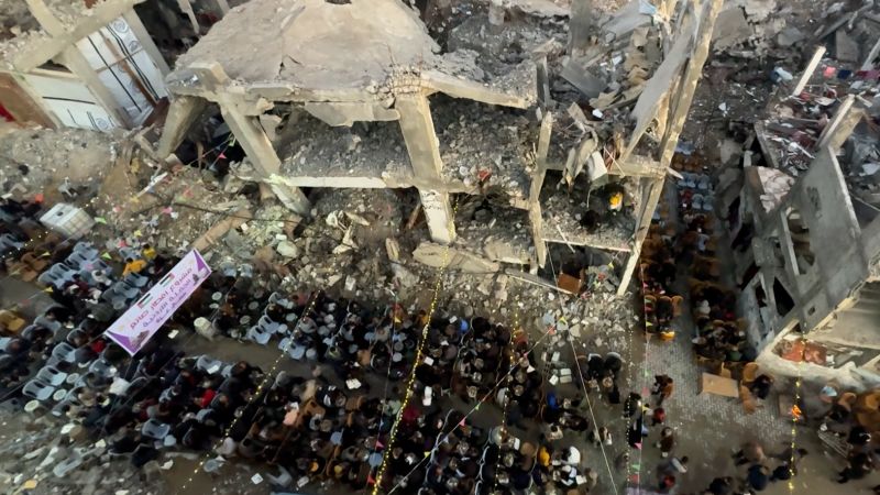 See nearly 5000 Gazans gather for Iftar amid the rubble See nearly 5000 Gazans gather for Iftar amid the rubble