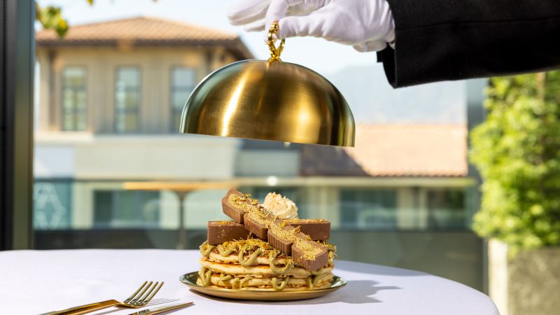 Ihop Pines за вниманието на Tiktok с нови шоколадови палачинки в Дубай, оценени на $ 100 