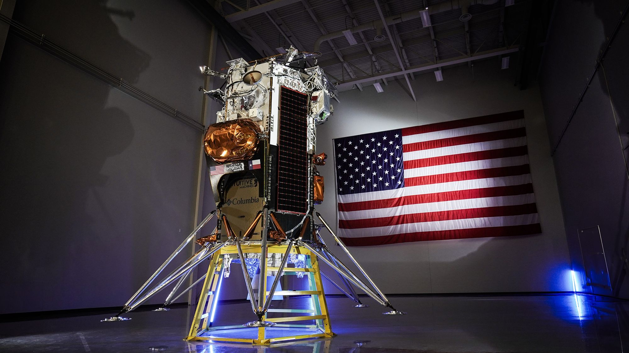 La nave espacial, apodada Odie, tiene aproximadamente el tamaño de una cabina telefónica y está equipada con su propio motor. Intuitive Machines, con sede en Houston, desarrolló el módulo de aterrizaje lunar Nova-C bajo una iniciativa de la NASA.