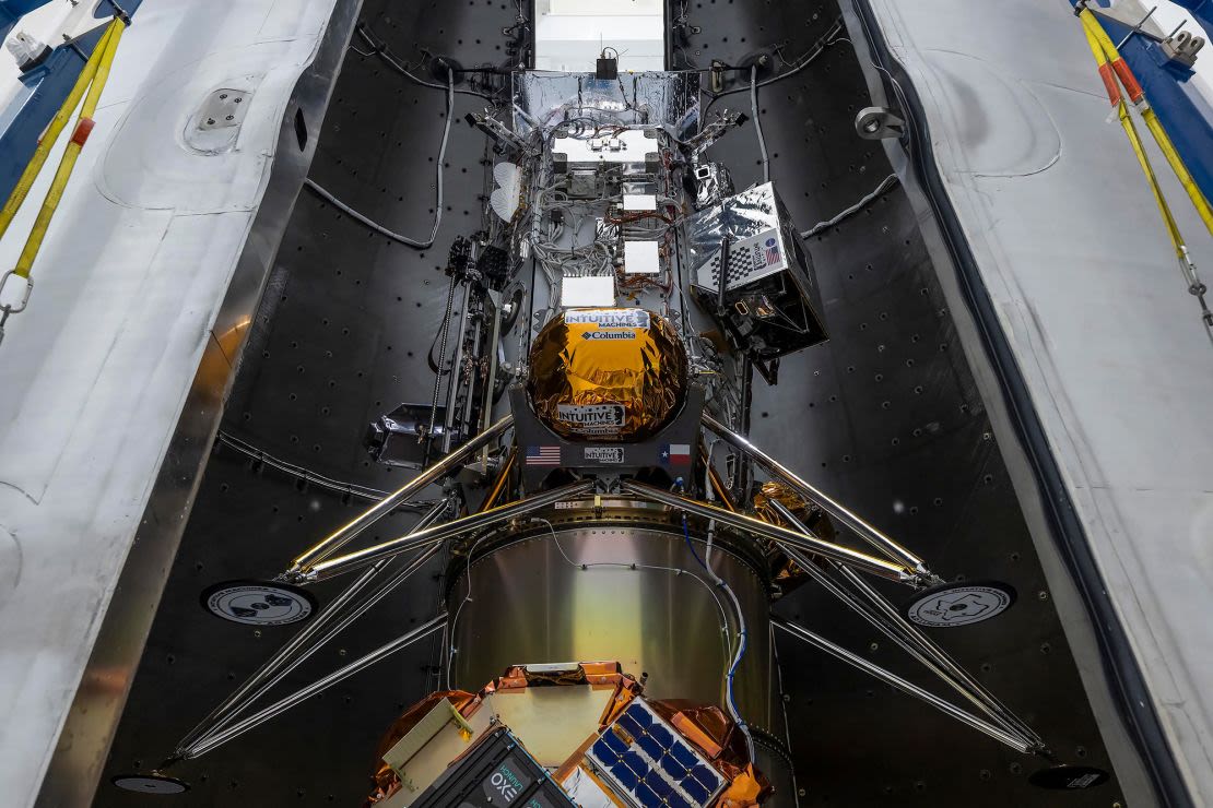 Athena, el módulo de aterrizaje lunar de clase Nova-C de Intuitive Machines, está encapsulado en el carenado de carga útil de SpaceX, preparándose para el lanzamiento. Odin viajará a bordo de la misión como carga útil secundaria.