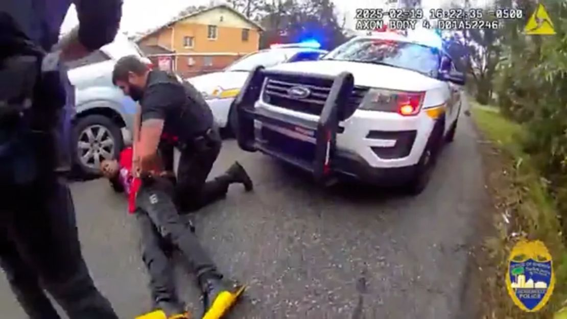 Una imagen tomada de un video publicado por la Oficina del Sheriff de Jacksonville muestra a McNeil en el suelo.