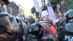 Un grupo de jubilados protestó este miércoles en Buenos Aires contra el Gobierno de Javier Milei y sus medidas económicas, en particular el recorte de las pensiones.
