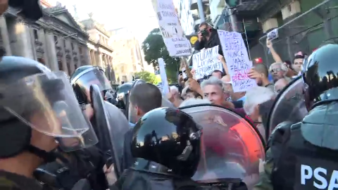 Un grupo de jubilados protestó este miércoles en Buenos Aires contra el Gobierno de Javier Milei y sus medidas económicas, en particular el recorte de las pensiones.