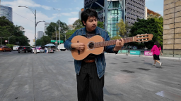 Macario Martínez, un empelado del servicio de limpieza de la CDMX, saltó a la fama tras hacerse viral en redes.