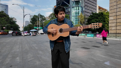 Macario Martínez, un empelado del servicio de limpieza de la CDMX, saltó a la fama tras hacerse viral en redes.