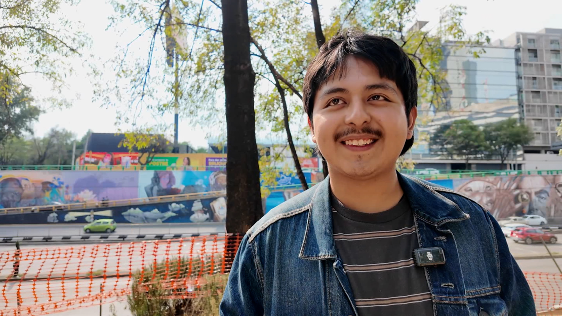 Macario Martínez, músico mexicano que experimenta con ritmos como folk y huapango.