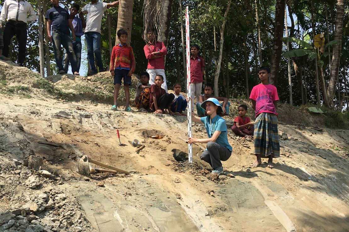 Rachel Bain, a report coauthor and a researcher at Vanderbilt University in Nashville when conducting the study, surveys the elevation and orientation of sand dikes in the Ganges floodplain of Bangladesh.