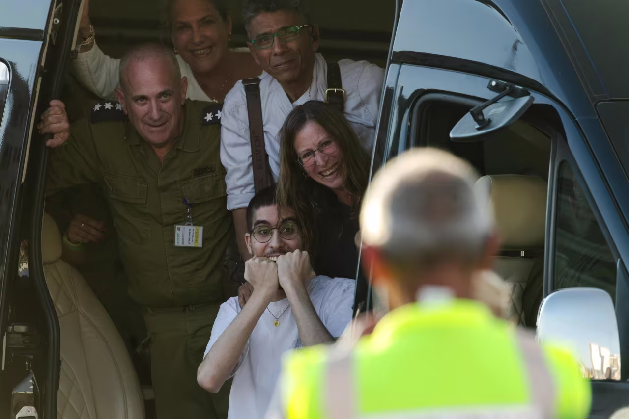 El rehén liberado Evyatar David ve por primera vez a sus amigos, quienes le gritan: "¡Evyatar, eres un rey!"