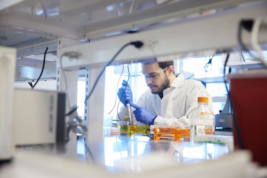 Joan Sabadell-Basallote works in the lab at Fractyl Health.