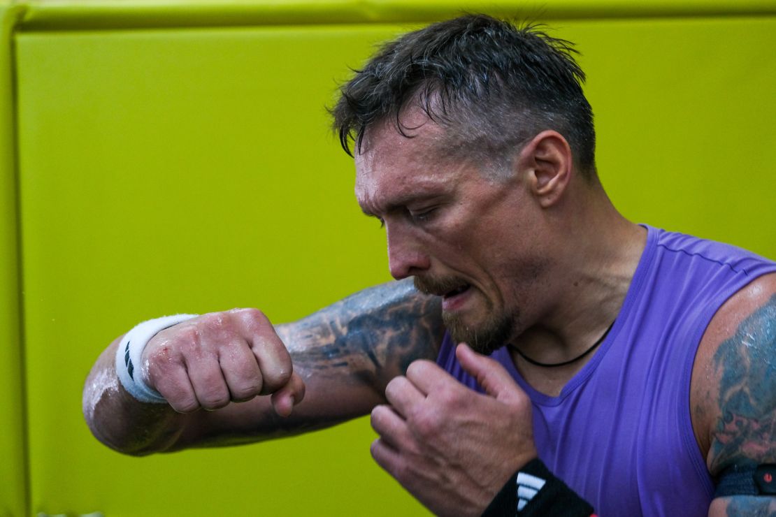 Oleksandr Usyk trains for his upcoming bout against Daniel Dubois.