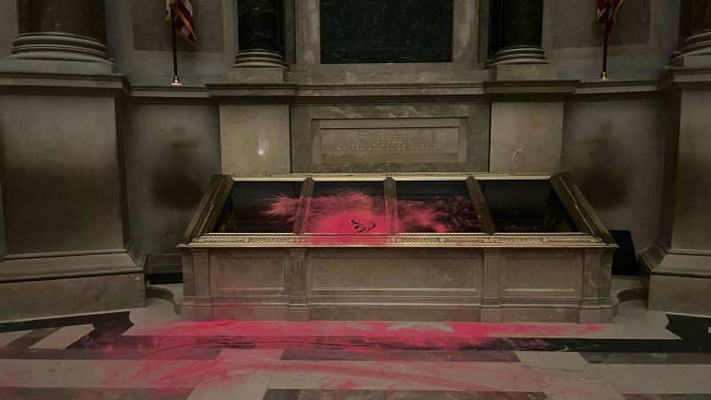 Конституцията на САЩ е вандализирана с червен прах в Националния архив