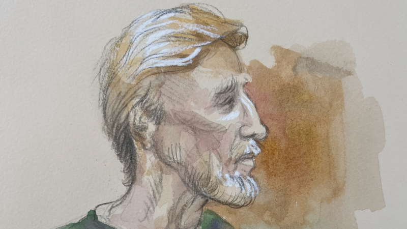 Човек, обвинен в опит да убие Тръмп, се е насочил към съд, представяйки себе си 