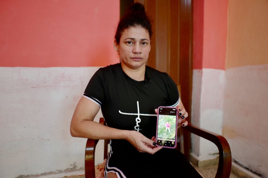 Yudierquis Reyesmelino has a photo of her two-year-old daughter at her relative's house in central Cuba. Reyes was deported to Cuba last week without a daughter after saying that her daughter, as a US citizen, said she would not be sent to Cuba.