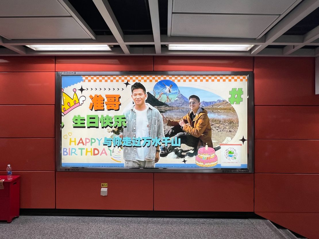 Li Linyu's husband got a surprise birthday greeting on the Guangzhou metro.