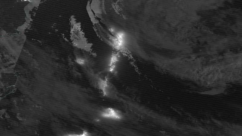 P 3 Propellor Plane Banks рязко силует срещу десетки блестящи светлини