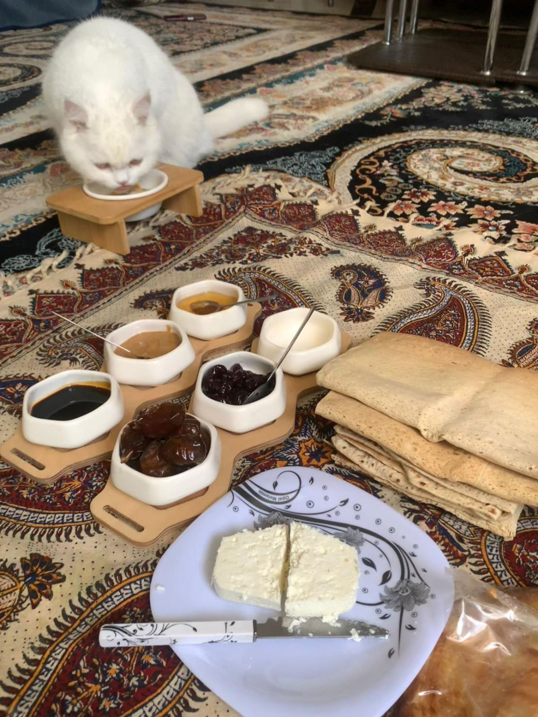 یک صبحانه معمولی فارسی - نان و پنیر فتا - که توسط خانواده میزبان برای کانگ تهیه شده است.