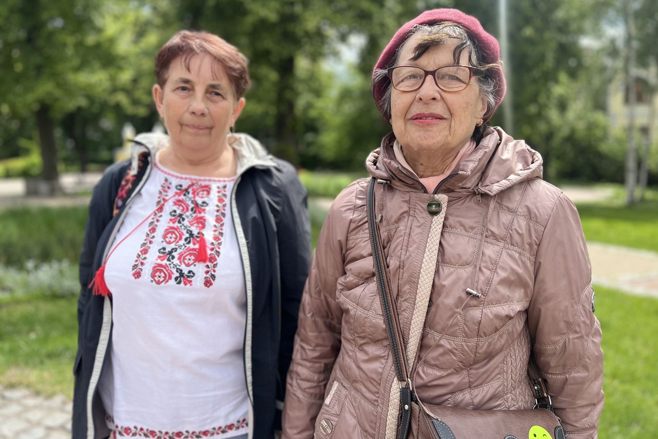 72-річна Людміла Васіяк, зліва та 76-річна Діна Федіна.