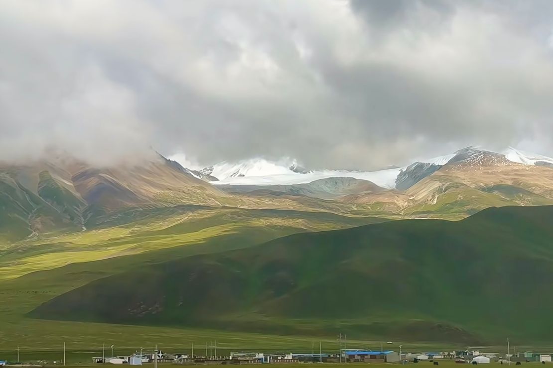 The view of the Northern Tibetan Grassland during Lin En's train ride to Lhasa, the capital of the Tibet Autonomous Region in China.