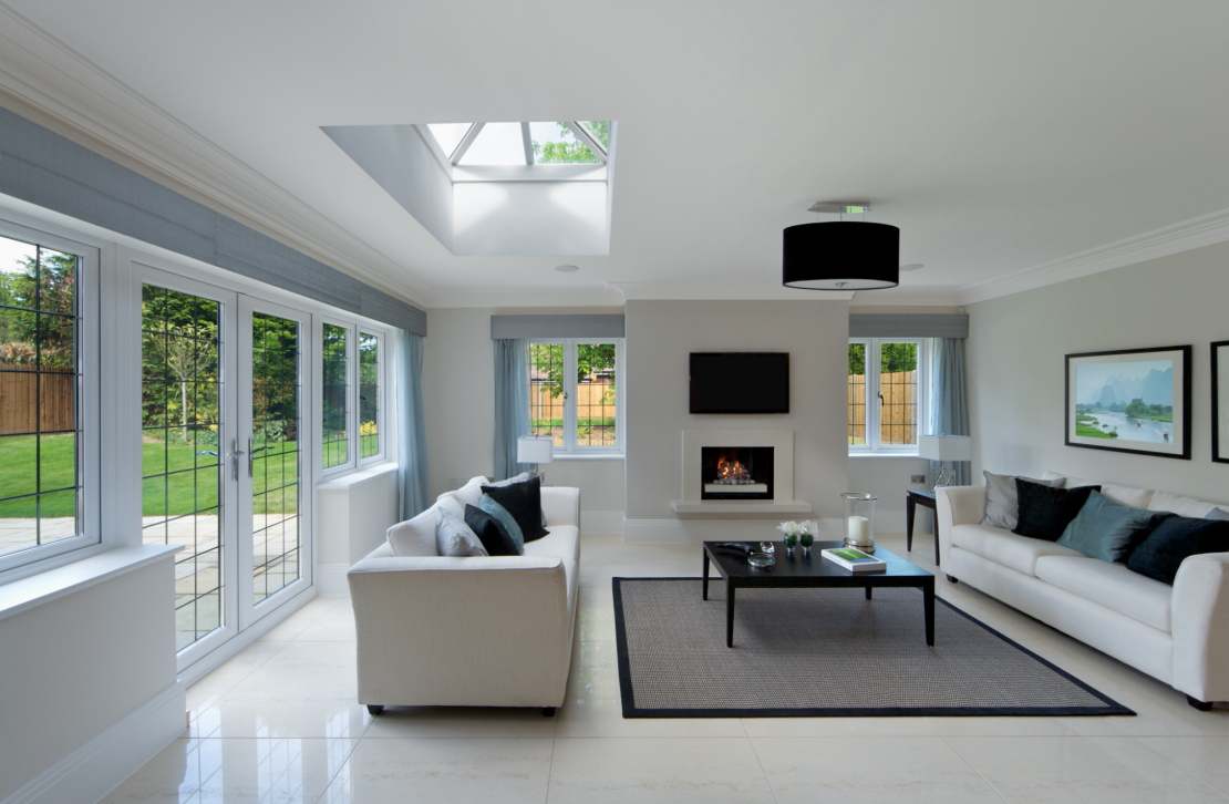 Spacious sitting room with skylight window