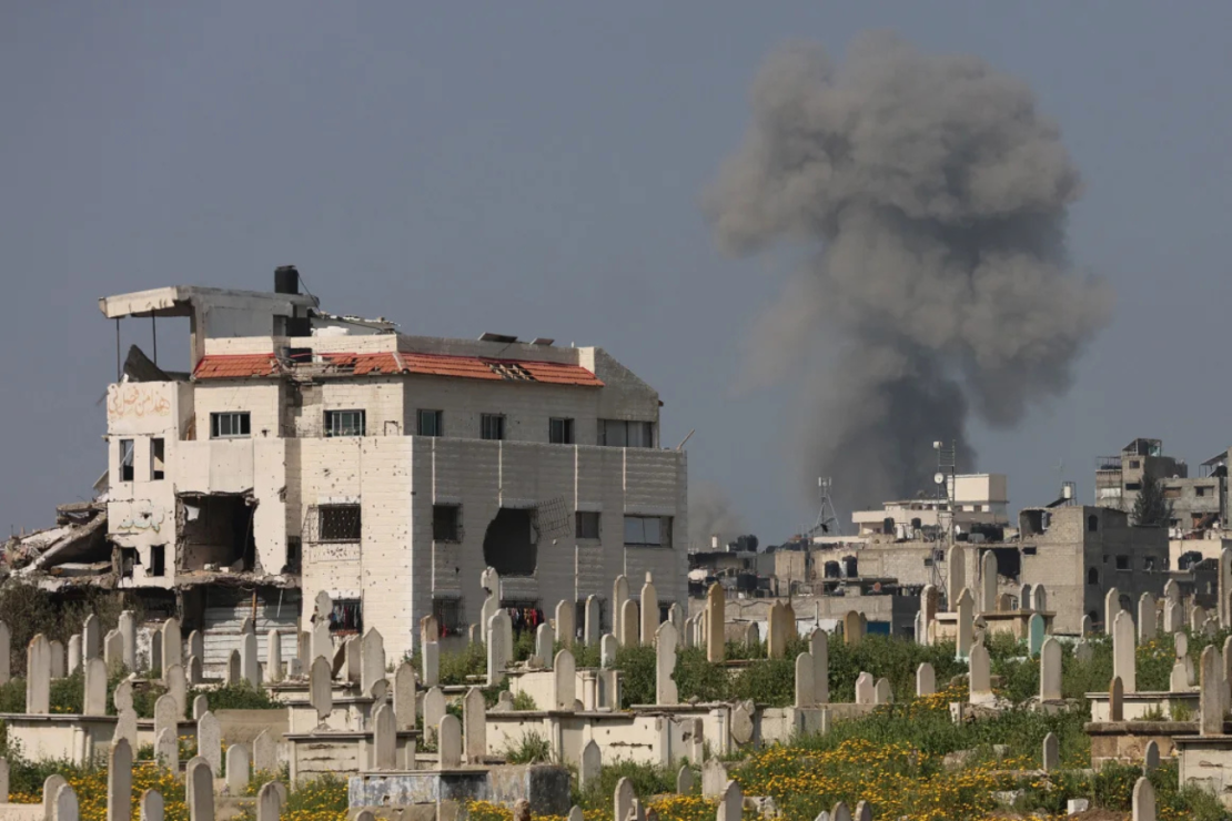 Se elevan columnas de humo tras un cementerio durante los ataques israelíes al oeste de la ciudad de Gaza el 18 de marzo de 2025.