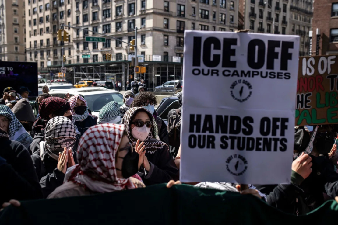 Manifestantes se congregan frente a la Universidad de Columbia en Manhattan el 14 de marzo.