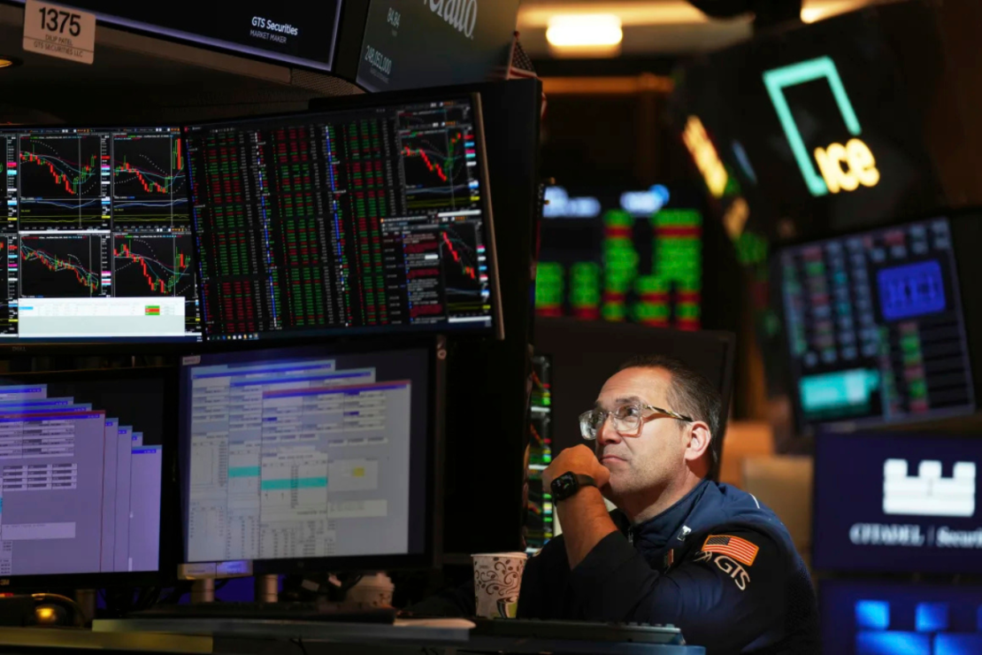 Un trader trabaja en el parqué de la Bolsa de Valores de Nueva York, en Nueva York, el miércoles 9 de abril.