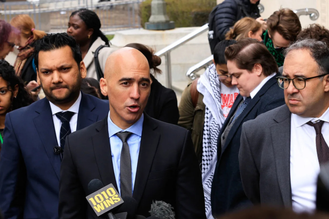 El equipo legal de Mahmoud Khalil, Ramzi Kassem (centro) y Baher Azmy (derecha) habla con la prensa después de una audiencia en Newark, Nueva Jersey, el 28 de marzo.