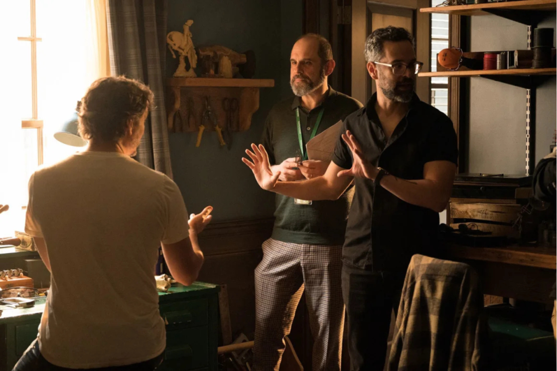 (De izquierda a derecha) Pedro Pascal, Craig Mazin y Neil Druckmann en el rodaje de 'The Last of Us'.