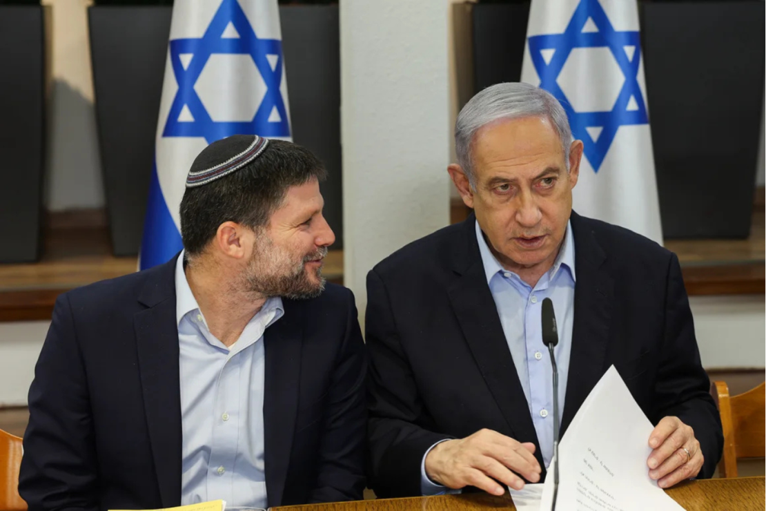 El ministro de Finanzas de Israel, Bezalel Smotrich, con el primer ministro israelí, Benjamin Netanyahu, en Tel Aviv el 7 de enero de 2024.