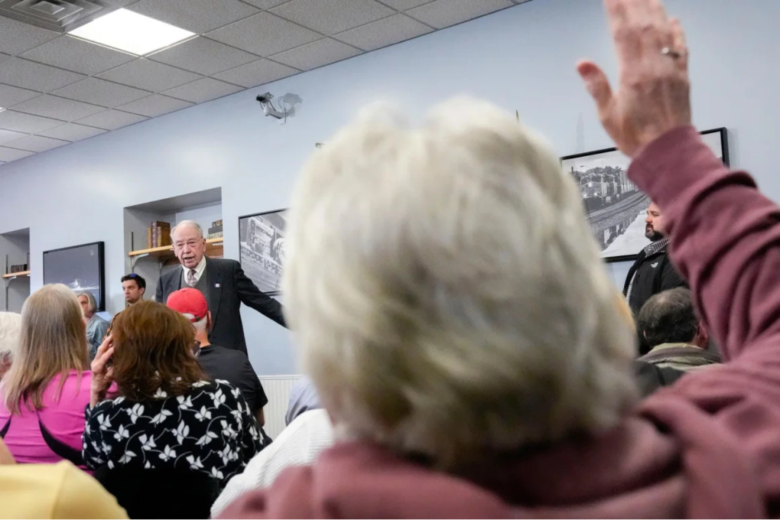 Una ciudadana levanta la mano para hacerle una pregunta al senador Chuck Grassley durante un foro el 15 de abril en Fort Madison, Iowa.
