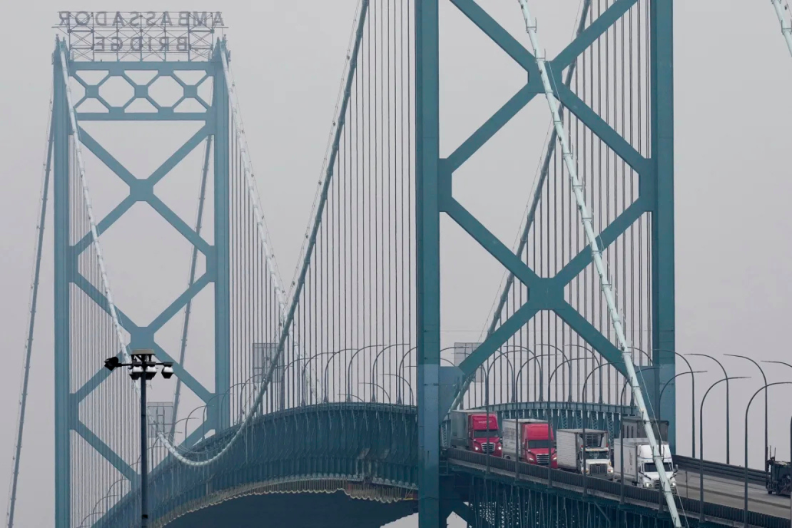 Los camiones ingresan a los Estados Unidos desde Ontario, Canadá, a través del Puente Ambassador en Detroit el 3 de febrero.