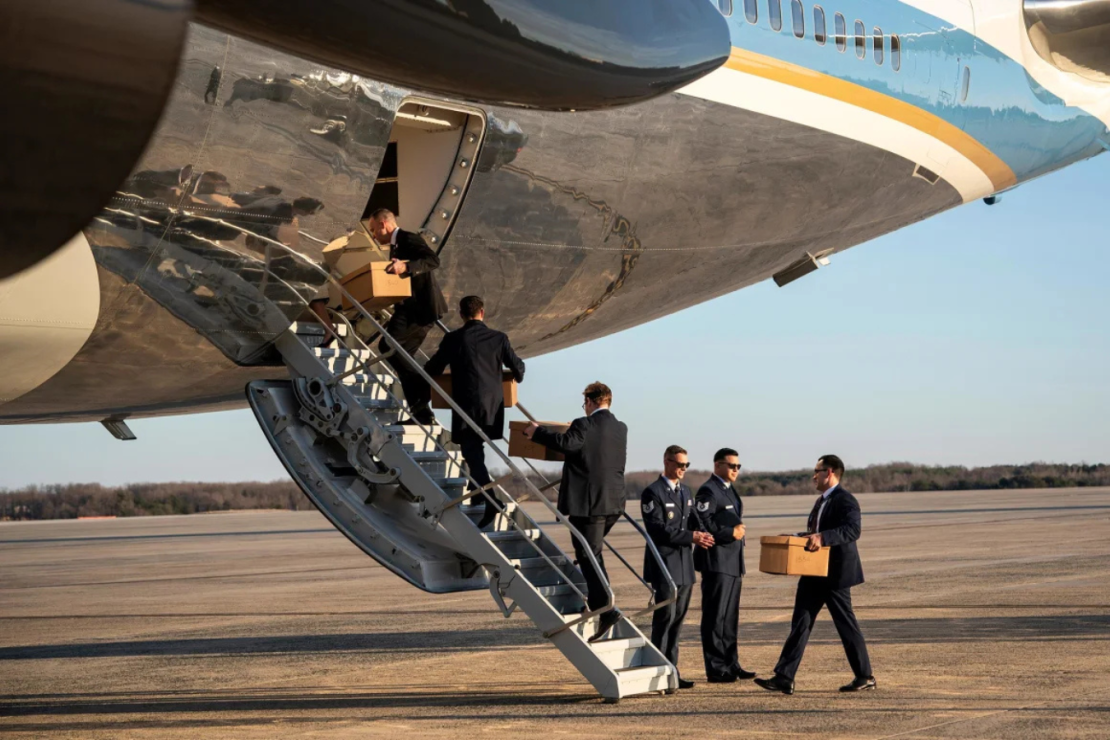 Funcionarios llevan cajas de materiales al Air Force One antes de que el presidente Donald Trump parta de la Base conjunta Andrews en Maryland el 28 de febrero.