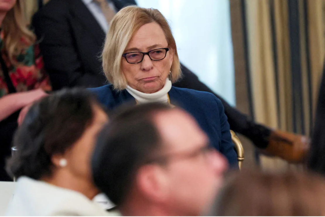 La gobernadora de Maine, Janet Mills, sentada mientras el presidente de Estados Unidos, Donald Trump, organiza una sesión de negocios con los gobernadores estadounidenses que se encuentran en la ciudad para la reunión anual de invierno de la Asociación Nacional de Gobernadores en la Casa Blanca en Washington el 21 de febrero.